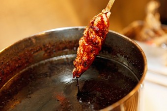 秘伝のタレに付けるつくね
