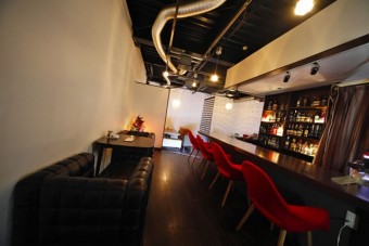 店内はカウンターとソファー席に分かれています。