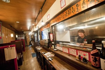 テーブルとカウンターがメインの１Ｆ店内