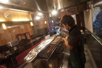 職人が備長炭を使い１本１本丁寧に焼き上げます。
