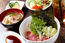アボガドとマグロの鉄火丼