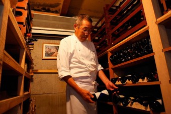 地下室にあるワインセラーからセレクトするワイン