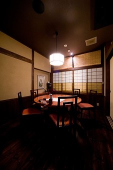 １階の円卓個室（６席・テーブル）