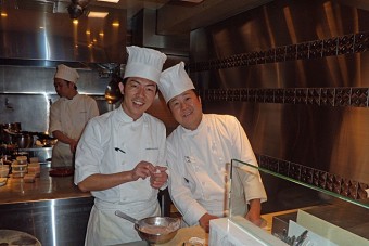 MASA'S KITCHEN 47 宇野 浩和氏（左）とCHINESE FAN店主 星野 宏明（右）