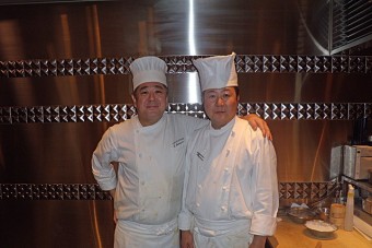 MASA'S KITCHEN 47 料理長 鯰江 真仁氏（左）とCHINESE FAN店主 星野 宏明（右）