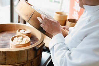 点心を丁寧に蒸します