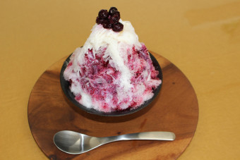 農園併設のスイーツキッチンで提供している、八ヶ岳の天然氷と自家製ソースを使った「ブルーベリーミルクのかき氷」