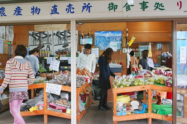 朝採り野菜の並ぶ直売所