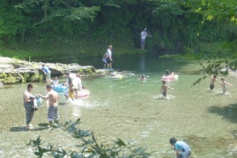隣接する鮎川での水遊び