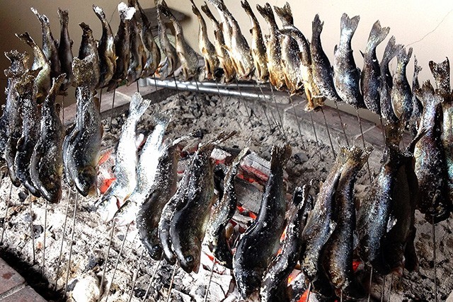 自家製の炭を使いベテラン炭火焼き職人が美味しい魚を焼き上げる