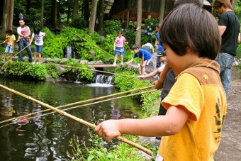 小さな子どもも手軽に釣り体験ができる