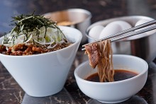 【7】特製のつけ汁に漬けてお召し上がり下さい。ご提供まで約2分待たせません！