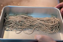 【3】腰の強い当店オリジナルの蕎麦の打ち上がりです。
