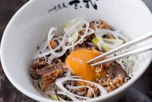 【8】半分くらい食べたらサービスの生玉子を投入！まろやかな味が楽しめます。