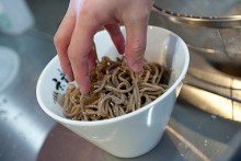 【6】ボリュームたっぷり400g以上の麺を丼に盛りつけ。大盛も無料で承ります。