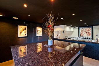シックで落ち着きのある店内
