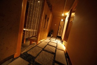 個室へ続く石畳の通路