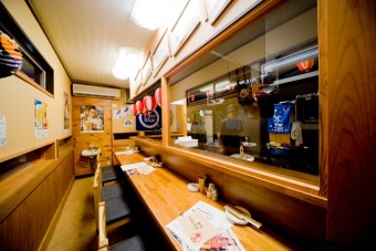 ▲焼きトンの調理も見えるカウンター