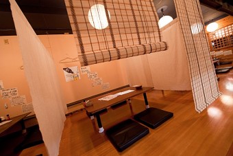 仕切りで分けたフローリングは、昔ながらの居酒屋風。