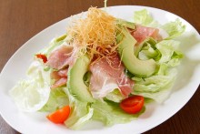 生ハムとアボカドのシーザーサラダ
