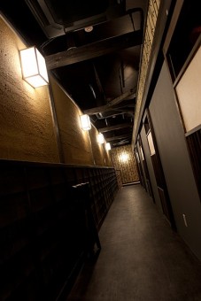 通路沿いに個室が並びます