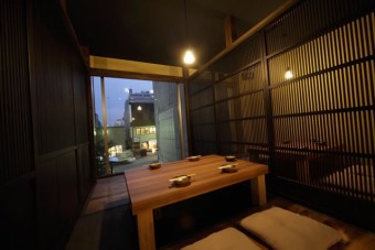 大小様々、全8室の個室を完備