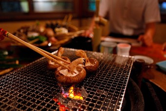 炭火で焼き上げるこだわりの椎茸焼き