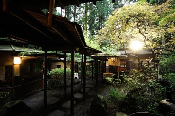 各八角棟に続く石畳