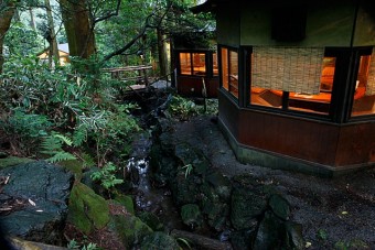 八角棟横を流れる沢。初夏にはホタルも見られます。