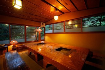 椎茸の間に併設する滝の間（10名様のテーブル席）
