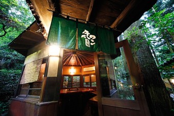 八角棟を正面から