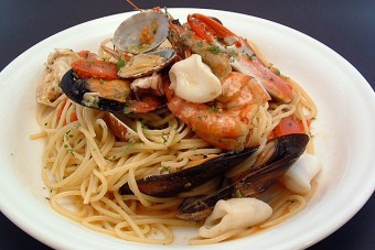 フレッシュトマトと魚介のオイルソース