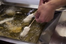 専用の油でカラっと揚げます。