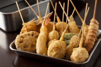 揚げたてサクサクの串かつをご堪能