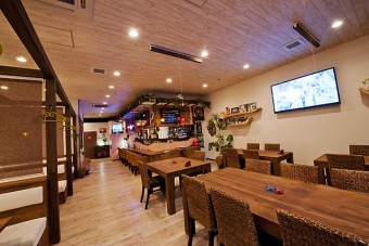 ハワイをコンセプトにした居心地の良い店内