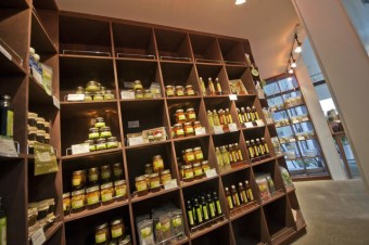 レジ横に自然食品を販売しております！