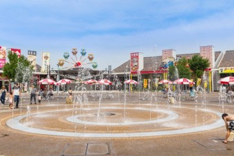 噴水のふれあい広場を中心に様々なお店が立ち並ぶ