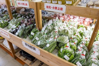 気候的に少量多品種の野菜が並ぶ「道の駅おのこ」の直売所