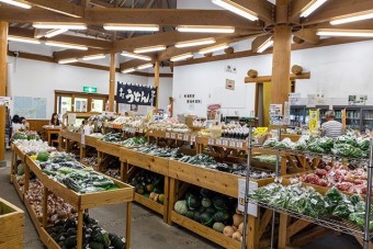 月夜野の新鮮野菜や加工品が並ぶ農産物直売所