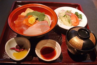 海鮮丼　1029円