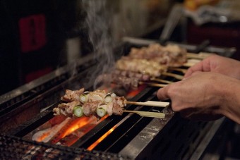 上州麦風鶏を土佐備長炭で丁寧に焼き上げる