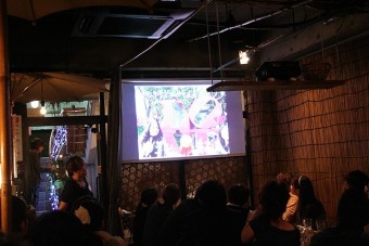 プロジェクターを利用して映像で演出も
