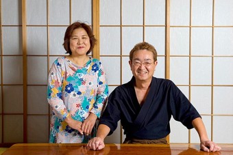 今年で12年を迎えるむつみ　左から女将、店主。