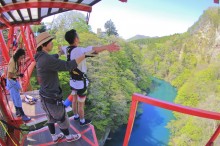 日本初ウインチ方式。ボディハーネスで自由な飛び方ができる猿ヶ京バンジー