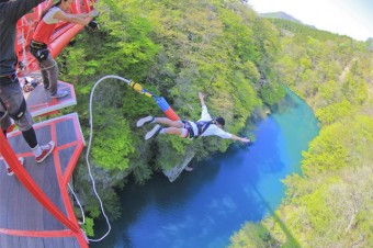 色彩豊かな猿ヶ京温泉近くの渓谷がジャンプポイント