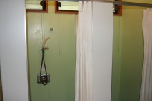 管理棟内の温水シャワーはキャンパー向け。