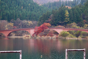 碓氷湖に映る橋と紅葉