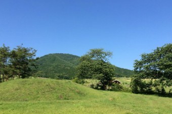 小野子山を望むフリーテントサイト。
