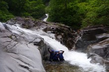 滝を登ったり、飛び込んだり・・・。自然の渓谷でたくさん遊ぼう