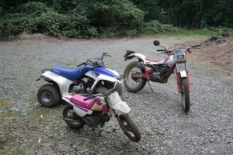 オフロード用バギーとミニバイクをレンタル。